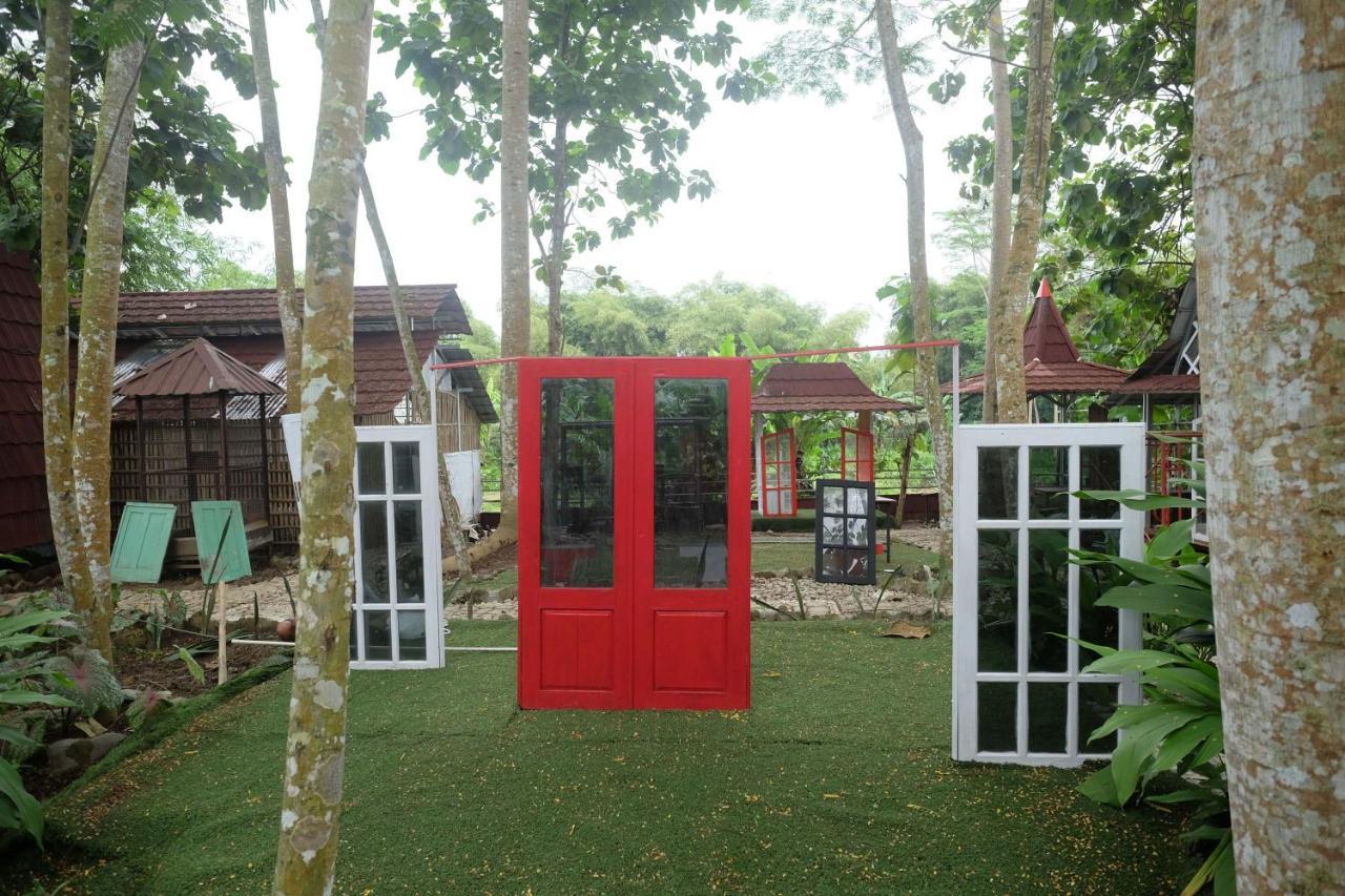 Urbanview Villa Lukulo Kebumen By Reddoorz Kültér fotó